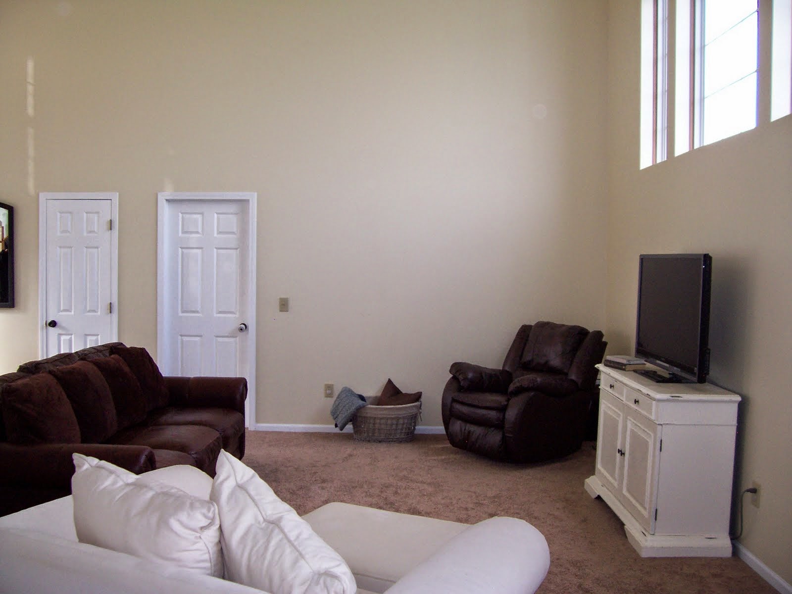 what to do with a blank wall in living room