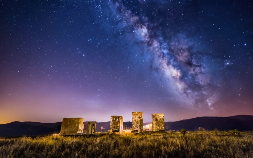 Paisaje nocturno con cielo estrellado