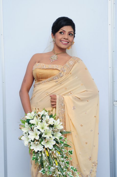 Nirosha Thalagala's hot Saree Photos