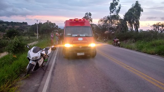 JOVENS DA LAGOA DE SÃO JOSÉ FICAM FERIDOS APÓS COLIDIREM DE MOTO NA TRASEIRA DE CAMINHÃO