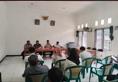 Sinergitas TNI-Polri di Pangkalan, Hadiri Rapat Minggon di Kantor Desa Ciptasari