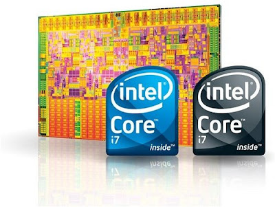 Logotipos de los microprocesadores Intel tras un fondo que es su propia circuiteria en color dorado