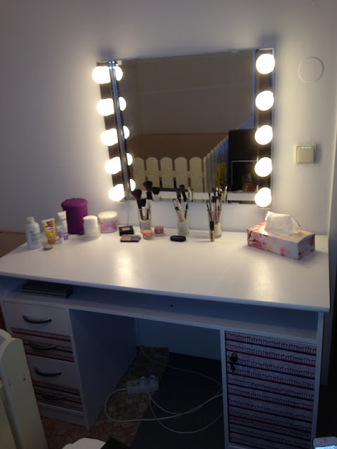 cosmetic table set with big mirror,vanity table with storage