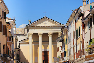 foto de uma igreja com construção estilo romano
