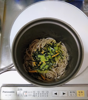 チタンで茹でた和風蕎麦の写真