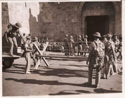 حواجز تفتيش للاحتلال البريطاني في باب العمود في عام 1927