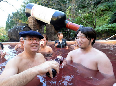 tắm với rượu và gái xinh trong spa ở Nhật Bản