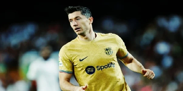 فالنسيا 0-1 برشلونة: عرض ليفاندوفسكي المتأخر يهزم لوس تشي
