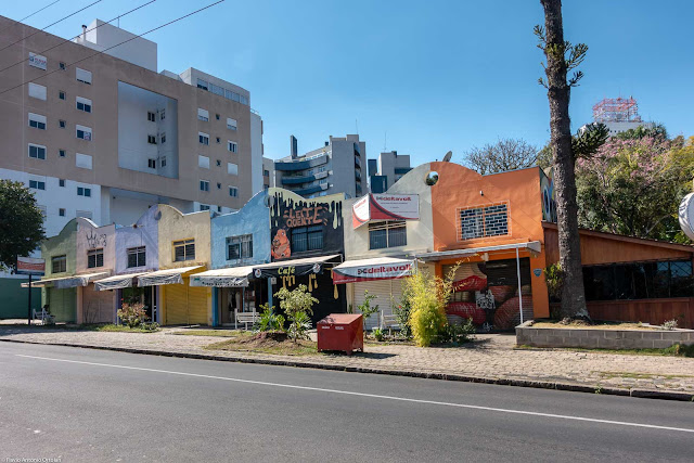 Conjunto comercial na Rua Visconde do Rio Branco, pintado de diversas cores