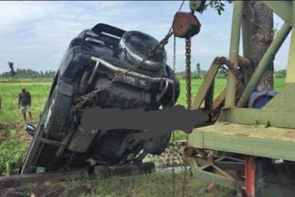 Hindari Pemotor, Sebuah Mobil Di Lumajang Terguling Ke Sungai