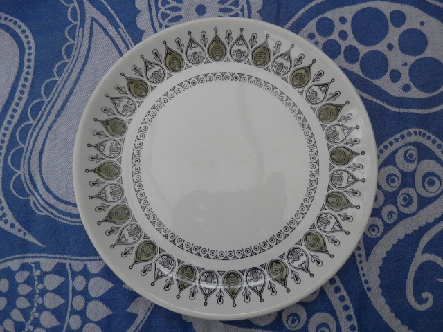 A charity shopping blog post from secondhandsusie.blogspot.com #charityshopping #thrifting #opshopping #retrocrockery 