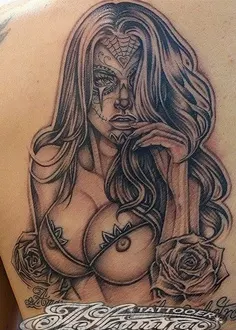 Vemos un tatuaje de catrina sensual