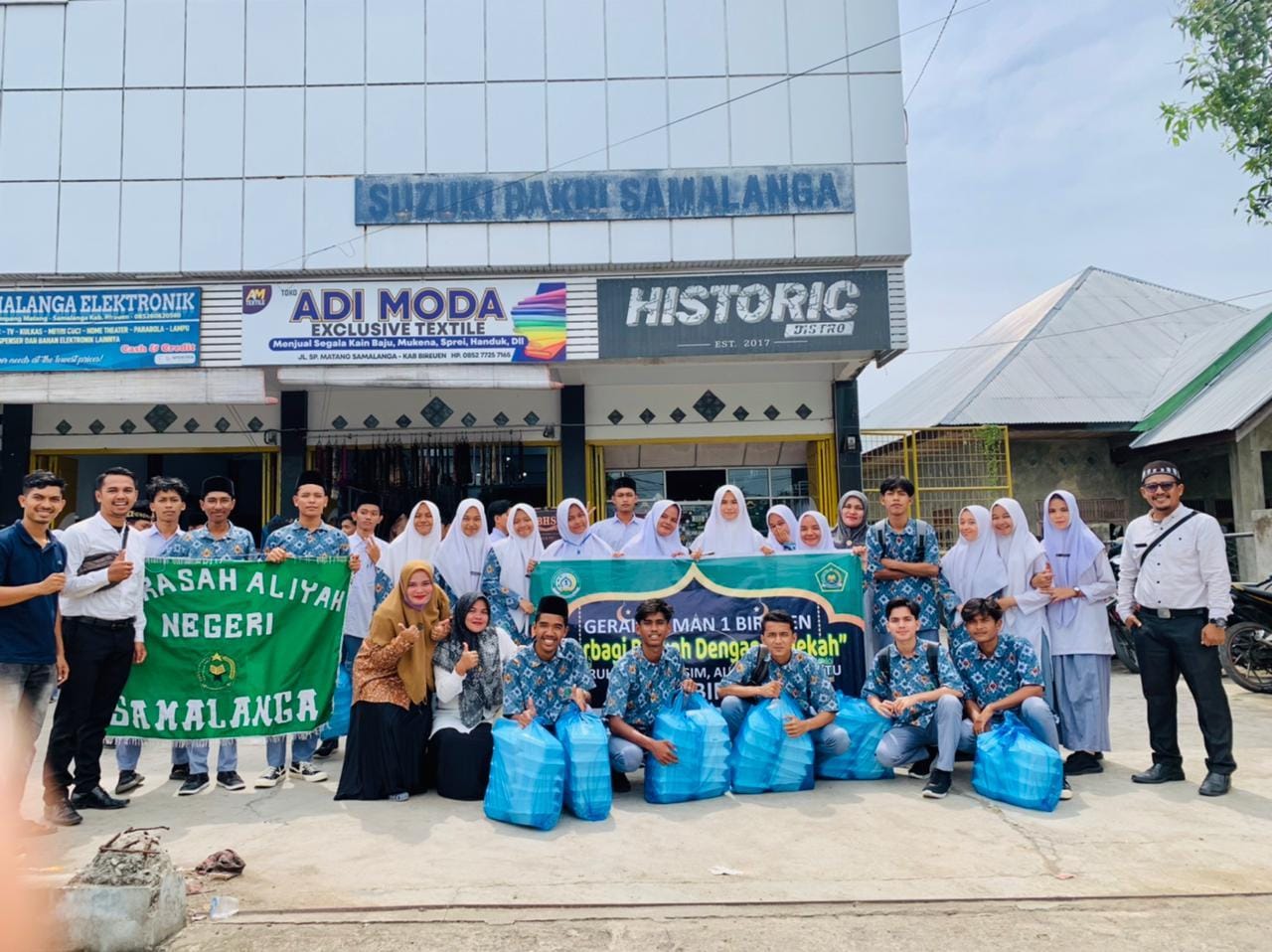 Meriahkan Hari Perpisahan, Siswa Kelas 12 MAN 1 Bireuen Bagikan Nasi Kotak untuk Pedagang Kaki Lima