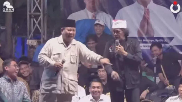 Deretan Momen Prabowo 'Diroasting' Cak Nun saat Sinau Bareng di Trowulan
