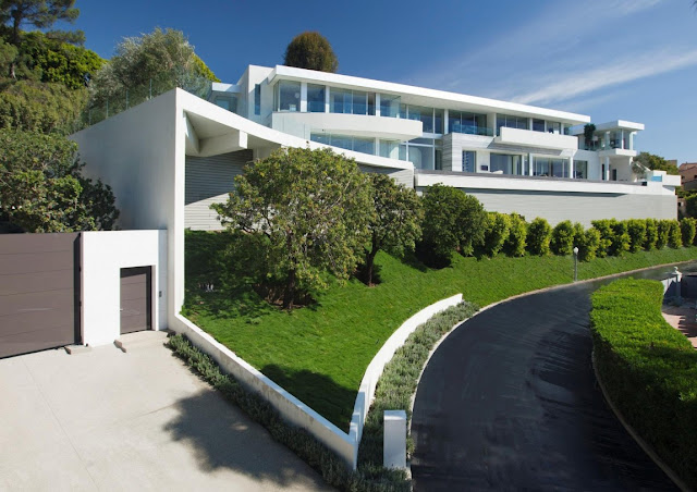 Front facade and driveway of modern home in Los Angeles 