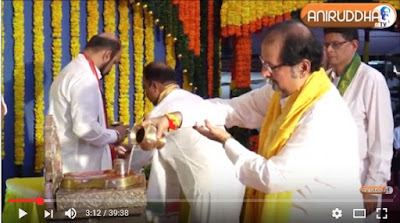 श्रीनृसिंह सरस्वतीके पादुकाओ का पूजन sameerdada करते हुए।