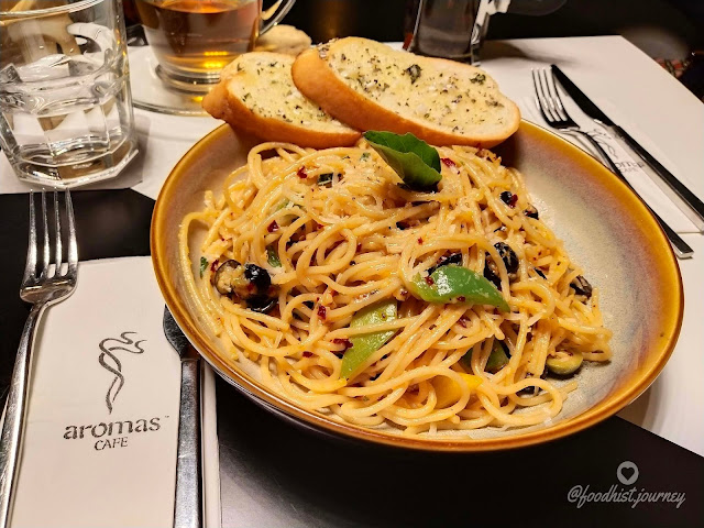 Aroma's Cafe & Bistro Bandra West Restaurant Food Review, Spaghetti, best Italian food