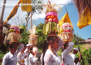 honeymoon di bali melihat iring iringan upacara hindu