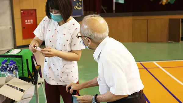 就是要莫德納疫苗 長輩施打前還檢查瓶身才安心接種