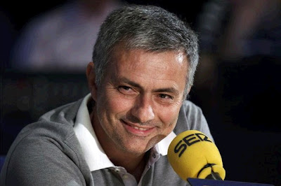 Mourinho talking with the journalists