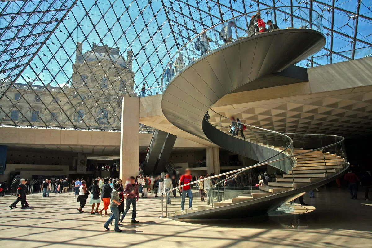 La construcción de la pirámide fue objeto de controversia en su momento debido a que algunos consideraban que su diseño moderno no se ajustaba al estilo arquitectónico del Palacio del Louvre, que data del siglo XII. Sin embargo, con el tiempo se ha convertido en una atracción turística emblemática de París.
