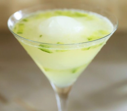 Cucumber Honey Lemon Vodka Martini #drinks #cocktails