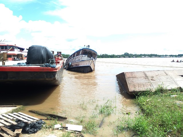 Barco afundou em porto de Tabatinga, ontem, domingo dia 27/05