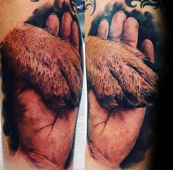 Foto de un tatuaje de perro pastor alemán