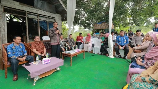 Pj. Wali Kota Payakumbuh Serahkan Bantuan Stimulan rehab RTLH