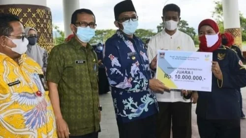 Pemko Serahkan Hadiah Bagi Pemenang Lomba Pilar-Pilar Sosial Beprestasi Kota Padang 2021