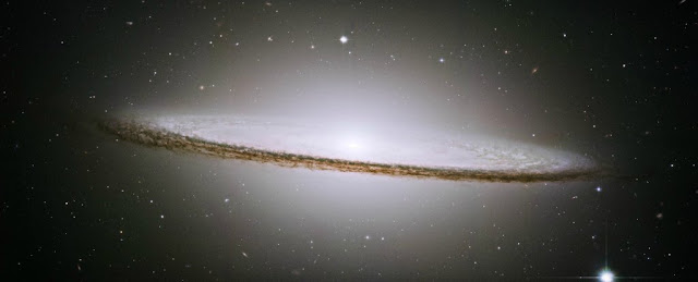 galaksi-berbentuk-lenticular-astronomi