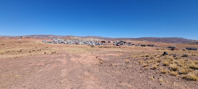 Jeden Mittwoch wird Pampa Colorada Bolivien zu einem größeren Wochenmarkt in der Provinz Chayanta. Es wird folgendes verkauft: Autos, Vieh, Artefakte, Kleidung, Gemüse und anderes. Inzwischen kann man Pampa Colorada auch aus dem Weltraum erkennen. 2003 bestand die Stadt noch aus 2 oder 3 Häuser im Jahr 1998 gab es auf den Satellitenbildern hier noch keine menschliche Siedlung zu entdecken. Die Stadt ist weiter stark am Wachsen und jetzt wünschen die Menschen sich auch eine Kirche in ihre kleine Stadt. Teil 02