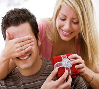 هدايا يحبها ويفضلها الرجال - امرأة تقدم تعطى هدية لرجل لحبيبها - woman girl give gift present to her man boyfriend