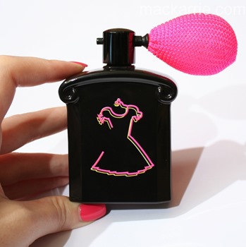 c_LaPetiteRobeNoireSoCrazyPerfumedShimmerPowderBodyHairGuerlain6