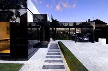 BLACK EXTERIOR OF MODULER HOUSE IN MADRAID-Spanyol BY A CERO