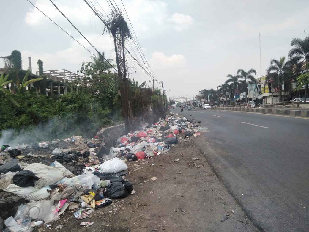 Tumpukan Sampah  Penuhi Pinggir  Jalan  Arah Kota Baru ke 