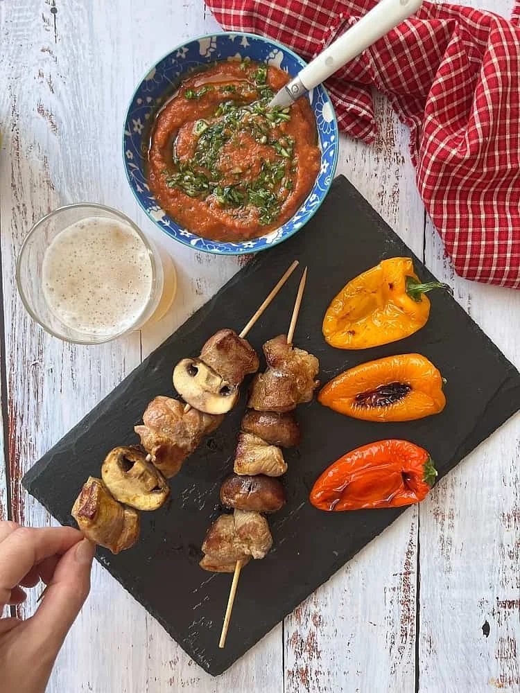 Brochetas de carne con salsa de escalivada