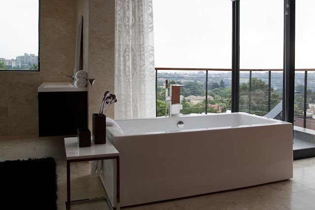 Picture of white bathtub in the Lam House bathroom