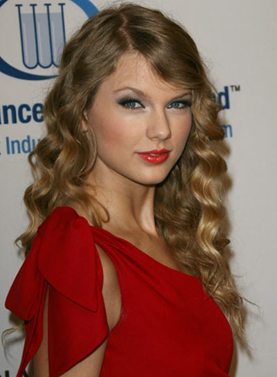 taylor swift long wavy blonde