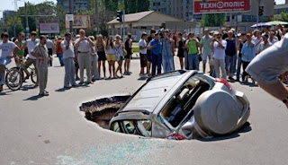 في روسيا شوارع مدينة تبتلع السيارات In Russia the  city streets swallow cars