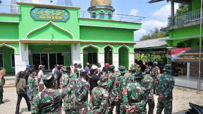 Ada apa ?... Puluhan Prajurit TNI AD dan Masyarakat Menyerbu Tempat Ibadah Di Indramayu