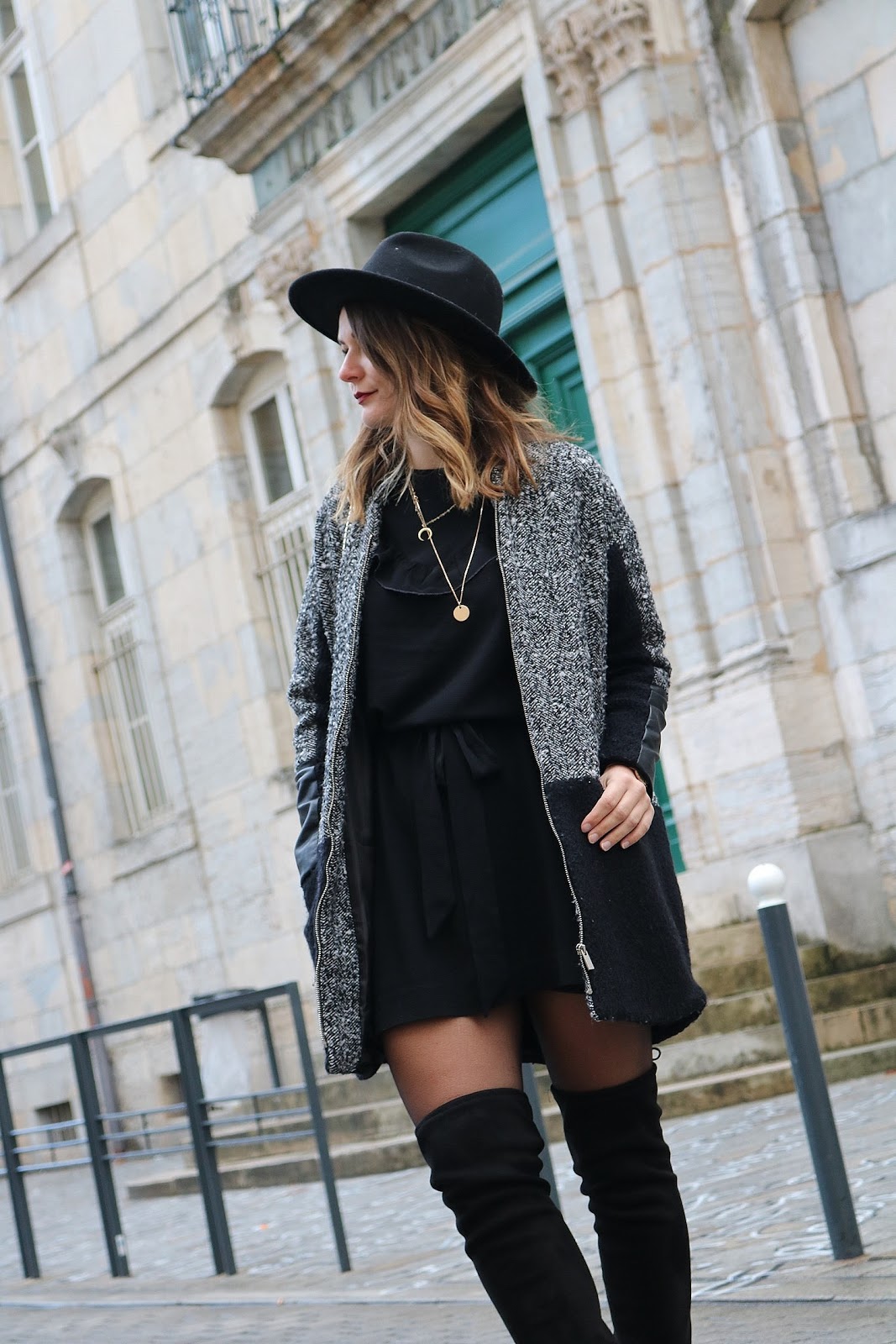 pauline-dress-besancon-look-tenue-du-jour-outfit-cuissardes-black-manteau-chine-boyfriend-chapeau-jonak-hm-believee