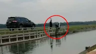 Viral, Pemuda Mengamuk di Jalanan Lempar Motor ke Sungai