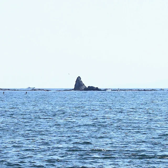 湘南海岸・砂浜のみち　茅ヶ崎　烏帽子岩