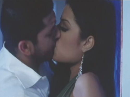 [celina_jaitley_kissing_hot2.jpg]