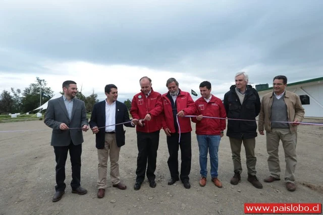 Ministro de Agricultura inaugura lechería robótica de INIA en Osorno