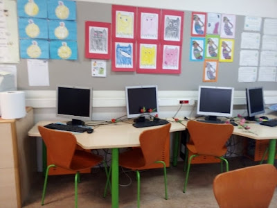 Mesas com computadores da biblioteca da escola básica do Covelo