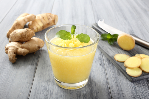 Coconut, pineapple and ginger drink to lose weight and eliminate liquids