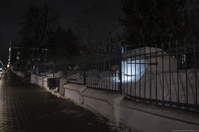 Пешеходная дорожка вдоль забора