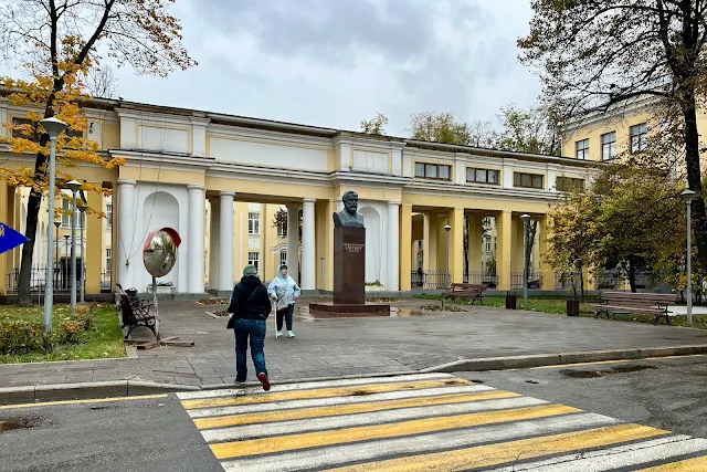 2-й Боткинский проезд, Городская больница имени С. П. Боткина, Главный вход, бюст Сергея Боткина